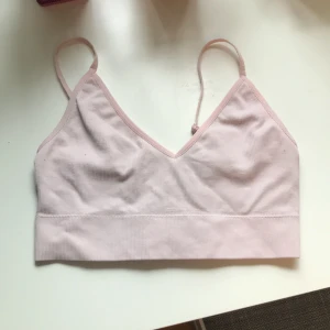 Topp ljusrosa - En ljusrosa topp/bh från Lindex underklädesbutik. Trivdes inte i den så den är knappt använd. Nytvättad och i storlek S 💓
