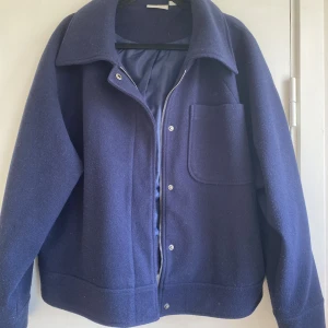 Mörkblå kort kappa  - Marinblå kort kappa, köpt på Ullared i våras, den lite nopprig men inget som syns för mycket🤍 säljer för 229kr plus frakt köpt för 359kr