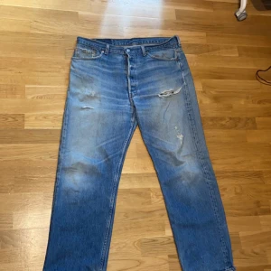 Levi’s 501 36 - Sköna Levi’s 501 i storlek 36 som är köpt second hand. Har ett hål på vänstra knät därav ett billigare pris. 