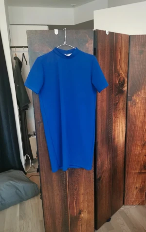 Blå klänning - Använd vid två tillfällen. Normal i storlek, passar att bära året runt. Polyester 95%, Elastan 5%