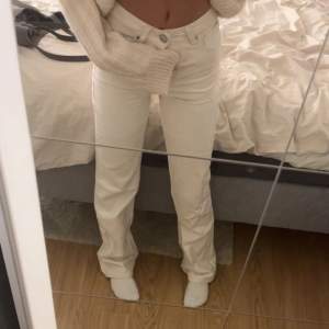 Vita jeans från bikbok som är använda Max 2 gånger. Jeansen är aldeles för små på mig, men önskade att dom passa då dom är så fina på. 