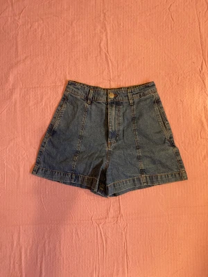 Shorts  - Supersnygga shorts perfekta till sommaren🌺 Köpta på Beyond Retro för ett år sedan men är i bra skick!