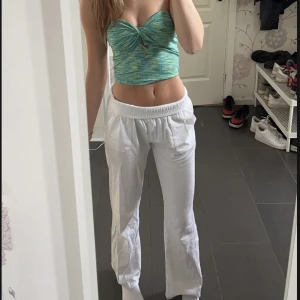 Linnebyxor  - Linnebyxor från light in the box. Helt nya linnebyxor, använd max max 2 gånger. Dom är på gränsen för korta. Dom sitter helt perfekt på mig, Förutom att dom är för korta. Jag är 166cm🫶🏼 Ändast Tvättade 1 gång