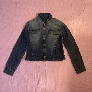 Jeansjacka  - Drömjackan😫 Tyvärr passar den inte men så så fin vintage jeansjacka köpt på sellpy, den är i fint skick! Står storlek L men skulle säga att den är mer mot M/S. Möts gärna upp men kan även frakta (frakten kostar 66kr)🪐💋
