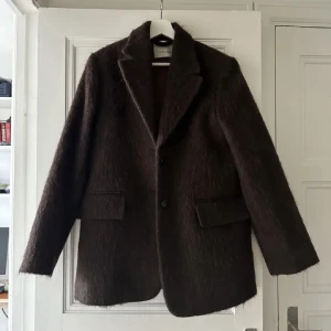 Kort kappa, dagmar - Säljer min snygga kappa från DAGMAR. Använd en gång och köptes för 8000kr på Åhlens. 