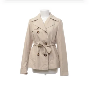 Trenchcoat - Säljer denna snygga jacka då den tyvärr är för liten för mig. Supersnygg beige kort trenchcoat nu till hösten