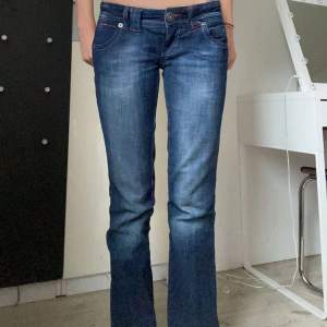Mörkblåa bootcut jeans med jättesnygga fickor. Midjemåttet är 36.5 och innerbenslängden är 81 och jag har sprättat upp de längst ner. Det står storlek 6 så de är typ storlek xs/s