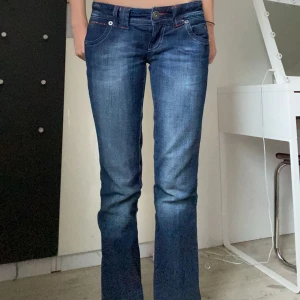 River island jeans - Mörkblåa bootcut jeans med jättesnygga fickor. Midjemåttet är 36.5 och innerbenslängden är 81 och jag har sprättat upp de längst ner. Det står storlek 6 så de är typ storlek xs/s