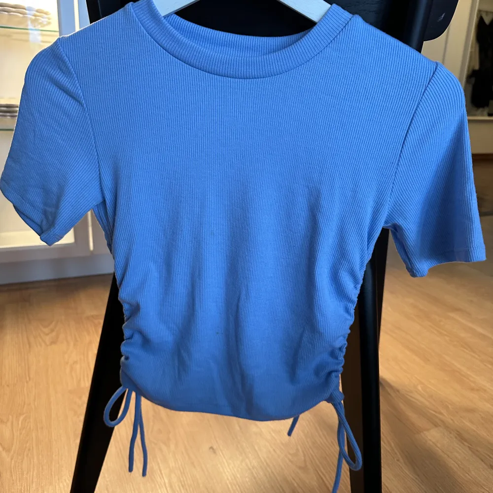Säljer dessa 2 tröjor tillsammans, lite lätt croppade med drapering på båda sidor, kan regleras med hjälp av snörena.. T-shirts.