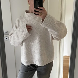 Stickad tröja  - Så skön tjocktröja i storlek M! Säljer då den inte kommer till användning, använd få gånger:)