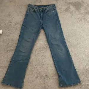 Bootcut jeans från h&m. Använda ett par gånger, lite smutsiga längst ner eftersom att de är för långa för mig. Högmidjade jeans i storlek 38 (M)