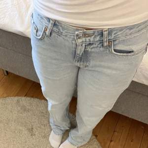 Säljer dessa lågmidjade jeans från Gina. De är i modellen ”low straight” fin ljusblå färg