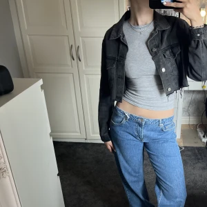 Jeansjacka - Säljer denna croppade jeansjackan från BikBok då den inte kommer till användning. Storlek M men passar även S. 