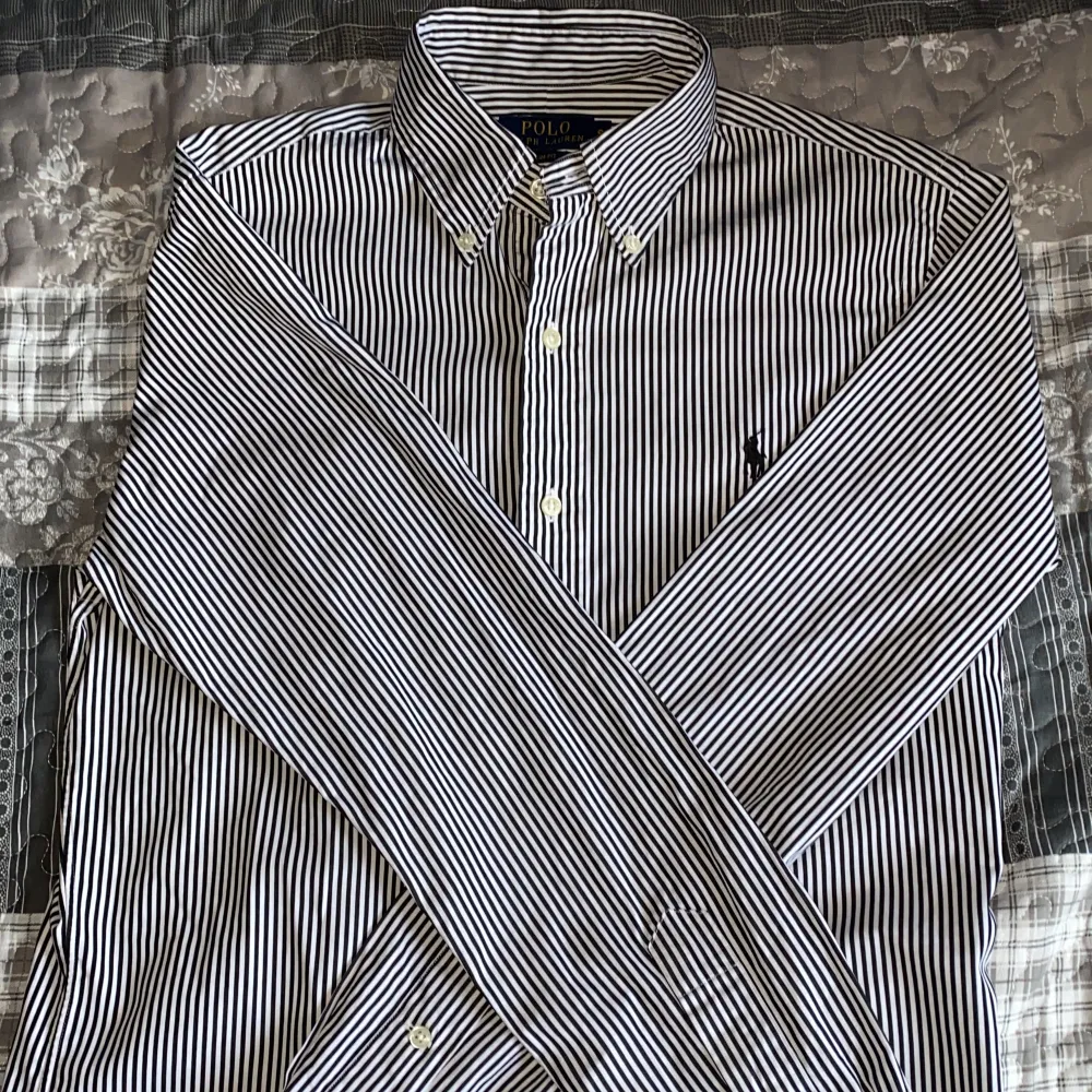 Denna skjortan är i nyskick och är använd endast ett par gånger. Säljer denna pga att den är i fel storlek. Normalpris är 1299. Skjortor.