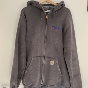 Carhartt zip-up - Säljer en Carhartt zip-up hoodie i storlek L. Tidigare köpt på plick i helt ok skick, har sytt igen ett hål som endast syns på nära håll, så inget man tänker på.