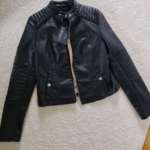 Vero Moda skinnjacka - Helt nya med priss lapp 