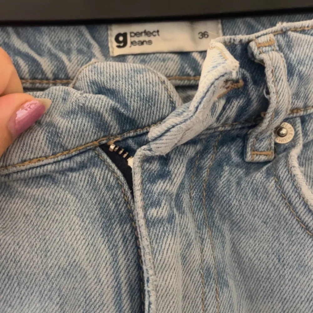 snygga straight gina jeans, saknas tyvärr knapp vid gylfen. inga problem att sy dit eller använda skärp. utöver det väldigt fint skick, storlek 36⚡️. Jeans & Byxor.