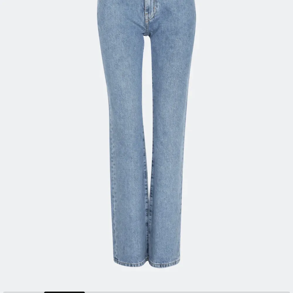 snygga och sköna low straight bikbok jeans, inte mycke använda då de tyvärr är för stora. storlek 26/32⚡️nypris 699, kom med förslag . Jeans & Byxor.