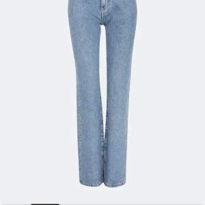 snygga och sköna low straight bikbok jeans, inte mycke använda då de tyvärr är för stora. storlek 26/32⚡️nypris 699, kom med förslag 