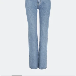  low straight 550 jeans - snygga och sköna low straight bikbok jeans, inte mycke använda då de tyvärr är för stora. storlek 26/32⚡️nypris 699, kom med förslag 