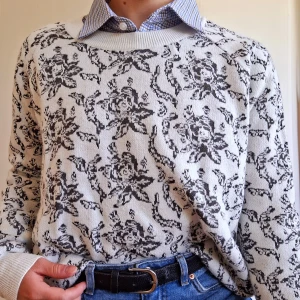 Stickad tröja - Jättemysig stickad tröja från mango med blommor. Kommer tyvärr inte till användning men fortfarande väldigt bra skick. Passar jättebra till alla plagg och färjer!