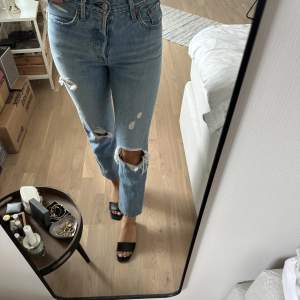 Levis 501:or med lite slitna detaljer! Skitsnygga men kommer tyvärr inte till användning då de blivit lite små för mig🥰💓w25l26 Org pris 1250kr