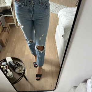 Levis jeans😍💙 - Levis 501:or med lite slitna detaljer! Skitsnygga men kommer tyvärr inte till användning då de blivit lite små för mig🥰💓w25l26 Org pris 1250kr