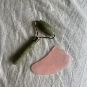 Face roller och gua sha - Säljer en face roller i marmor i en jättefin grön färg, perfekt för ansiktet🤍☺️Säljer också en rosa gua sha i plast material som är perfekt för ansiktsmassage och forma ansiktet, jawline osv🤍Faceroller: 65kr och Gua sha: 40kr, köp båda för bättre pris!
