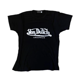 Von dutch t-shirt  - Jättefin t-shirt från von dutch! Lappen säger xxl men jag skulle mer säga att den passar en s-m