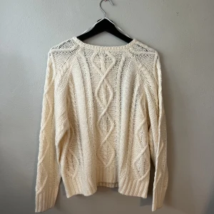 Stickad tröja - Stickad tröja med öppen rygg. Köpt på Asos. Storlek L. Liten i storleken. Aldrig använd. 