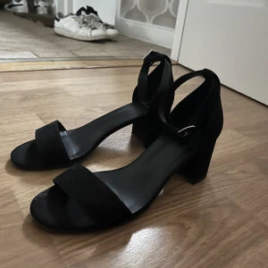 Klackskor - Säljer mina klackskor från märket XIT i storlek 37. Dem är väldigt sköna och lätta att gå i men kommer inte till användning. 