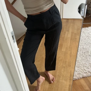 Linnebyxor  - Nu säljer jag mina svarta linnebyxor från NAKD i storlek 36! Dom är supersköna och väldigt bra material, perfekta till sensommar och höst! 