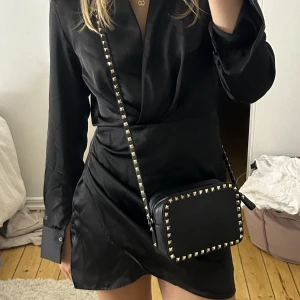 Zara klänning - Säljer denna super snygga klänningen från zara då den inte kommer till användning längre. Använd en gång och är därmed i jätte bra skick.
