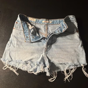 Levi’s shorts💞 - Från början Levi’s 501 jeans men klippte av dom till shorts💞 Väldigt bra skick och utan defekter.  Hög midja, men går att vika ner. Originalpris 1249kr men säljer för 500kr! 