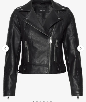 Skinnjacka  - Skinnjacka från Vero Moda. I nyskick, knappast aldrig använd bara hängt i garderoben. Nypris 600