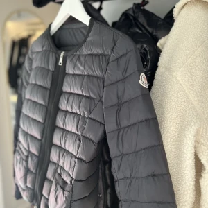 Moncler Jacka  - Säljer min superfina Moncler jacka för att jag inte använder den.  Köpt för 2 år sen, kvitto finns🤍