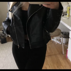Skinnjacka - Jättefin skinnjacka, knappt använd🤍driv för fler bilder