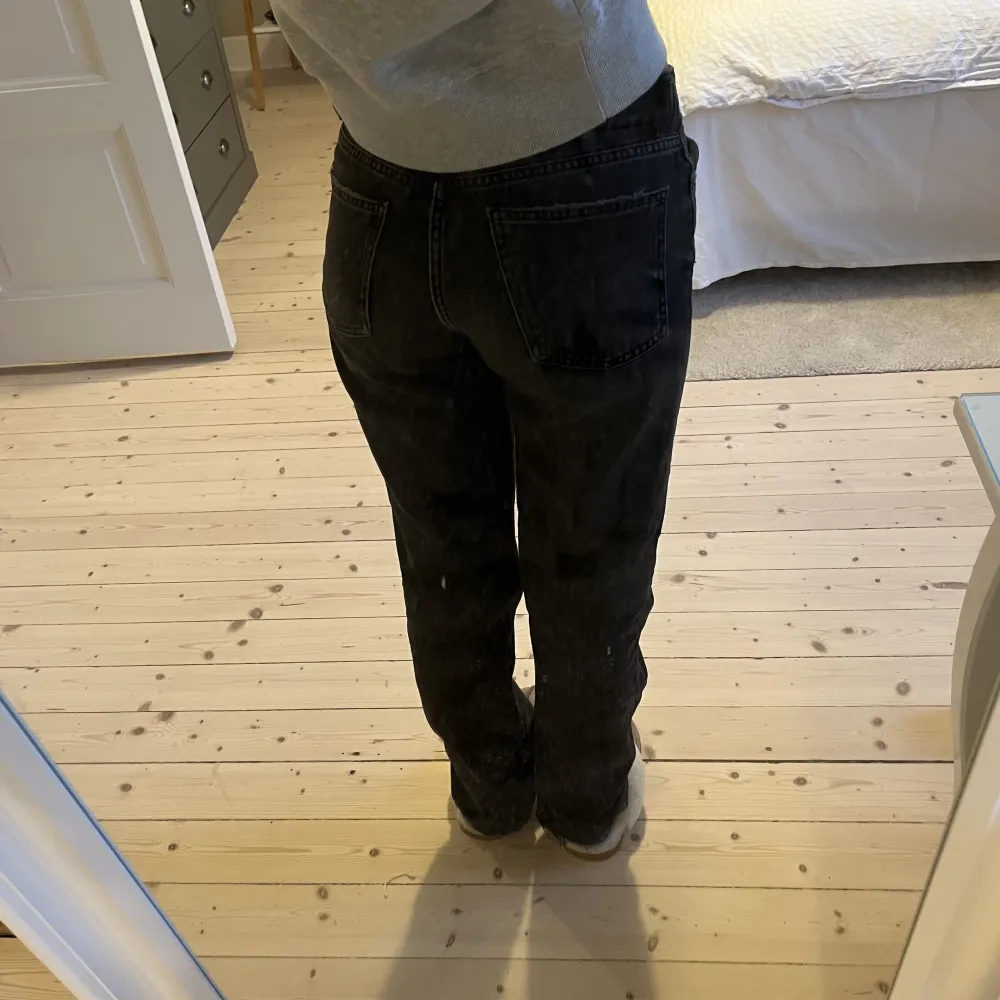 Svarta jeans, straight. Zara. Passar min längd bra (166cm)!. Jeans & Byxor.