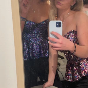Glittrig festtopp - Säljer denna as snygga lila fest toppen köpt second hand. Använd fåtal gånger då den tyvärr är för liten🥺  Säljer även den rosa, as najs om man vill matcha💜🩷😍köp båda för 250kr