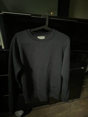 Acne tröja  - Marinblå Acne tjocktröja. Storlek M. 