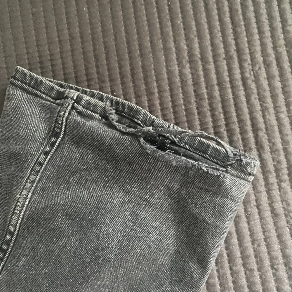 Tänkte sälja mina favorit jeans från hm i storlek 34/36 då dom sitter nästan för tight! Dom är slitna där bak då ja trampat på dom! DEFEKTER 2-3 bild!  Tänker budgivning då dom är väldigt populära och slutsålda och nog inte finns kvar i modell!! . Jeans & Byxor.