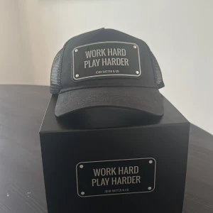 John hatter keps - Jag säljer min john hatter keps, skick 9/10🔥. Har använts ett få tal gånger, har box och påse till kepsen💯 ny pris 1000kr säljs nu för 650/ pris kan diskuteras i dm. Kan mötas upp i gävle..