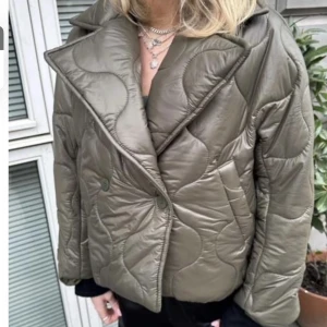 Grön jacka från DesignBySi🤍 - Säljer denna söta jacka från DesignBySi då den aldrig kommer till någon användning. Jackan är oanvänd och nypris är 699kr, men jag säljer den för 549+frakt eller vid bästa bud!🤍