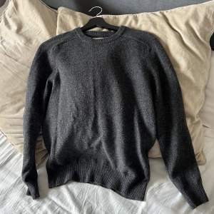 Stickad tröja från A days march i storlek S. Nästan helt oanvänd och inga defekter alls förekommer. 