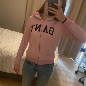 Rosa Gant Zip-Up hoodie - Säljer min fina Gant zip-up hoodie då den inte kommer till användning💕💕Använd fåtal gånger, mycket bra skick. Nypris är mellan 800-1500kr. Pris kan diskuteras!! Skriv vid intresse eller frågor💕💕
