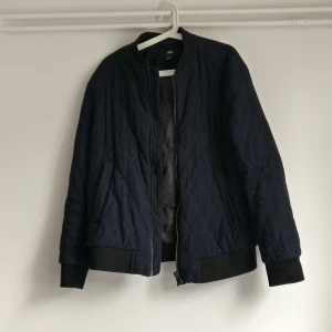 Bomberjacka  - Bomberjacka från HM. Matt tyg, inte glansigt. Använd men i bra skick. Bra jacka för hösten.