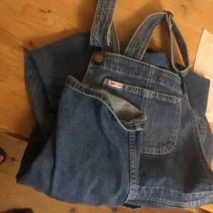 Lee hängselbyxor  - Lee hängselbyxor i samarbete med h&m. Perfekta blåa färgen.  Är strl 158 men passar mig som är xs/34. Mkt bra skick.  Nypris 500