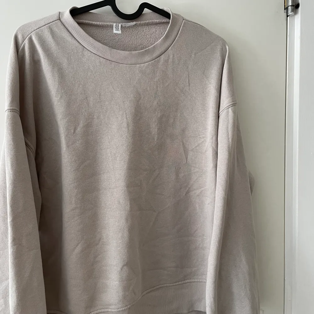 Super skön beige sweatshirt i storlek S från H&M🤍 Använd fåtal gånger men annars bra skick🤍. Hoodies.