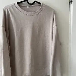 Super skön beige sweatshirt i storlek S från H&M🤍 Använd fåtal gånger men annars bra skick🤍