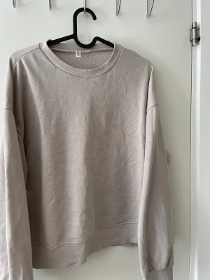 Beige sweatshirt från H&M🤍 - Super skön beige sweatshirt i storlek S från H&M🤍 Använd fåtal gånger men annars bra skick🤍